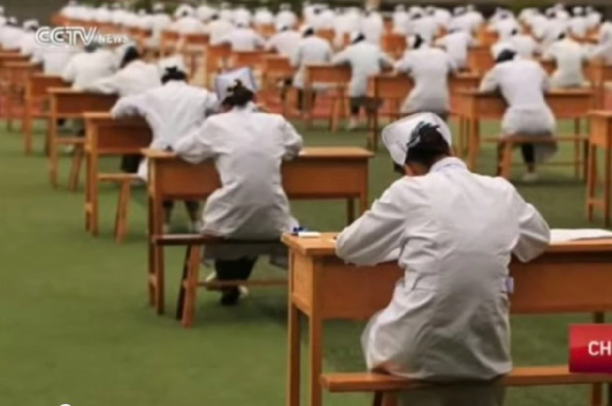 จีนปิ๊งไอเดียกันนร.โกงข้อสอบ จับนั่งสอบกลางสนาม