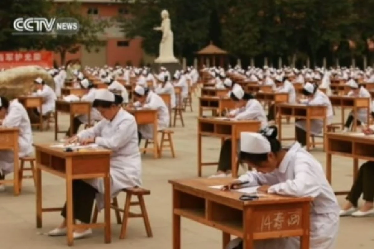 จีนปิ๊งไอเดียกันนร.โกงข้อสอบ จับนั่งสอบกลางสนาม