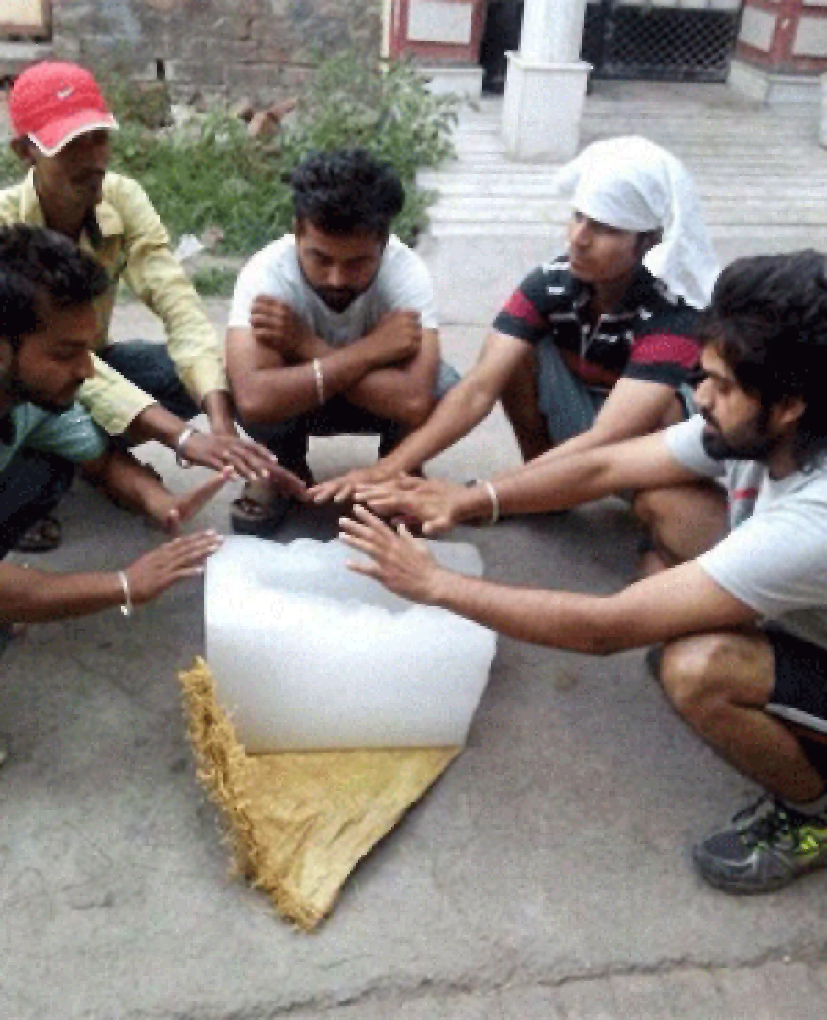 เผยภาพอินเดียร้อนจัดจนถนนละลาย