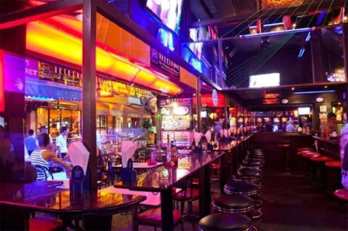 เทเลโฟน ผับ สีลม ซอย 4 ร้านยอดฮิตของชาวสีรุ้ง