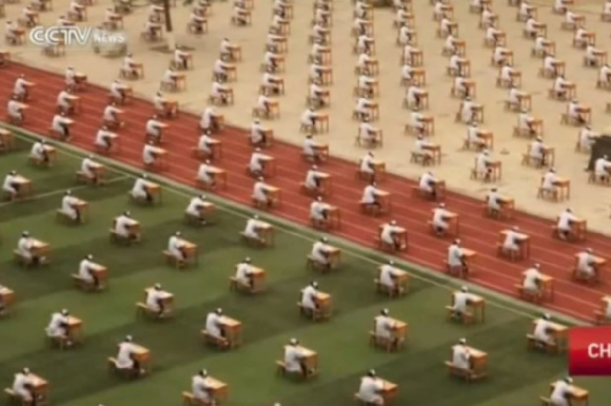 จีนปิ๊งไอเดียกันนร.โกงข้อสอบ จับนั่งสอบกลางสนาม