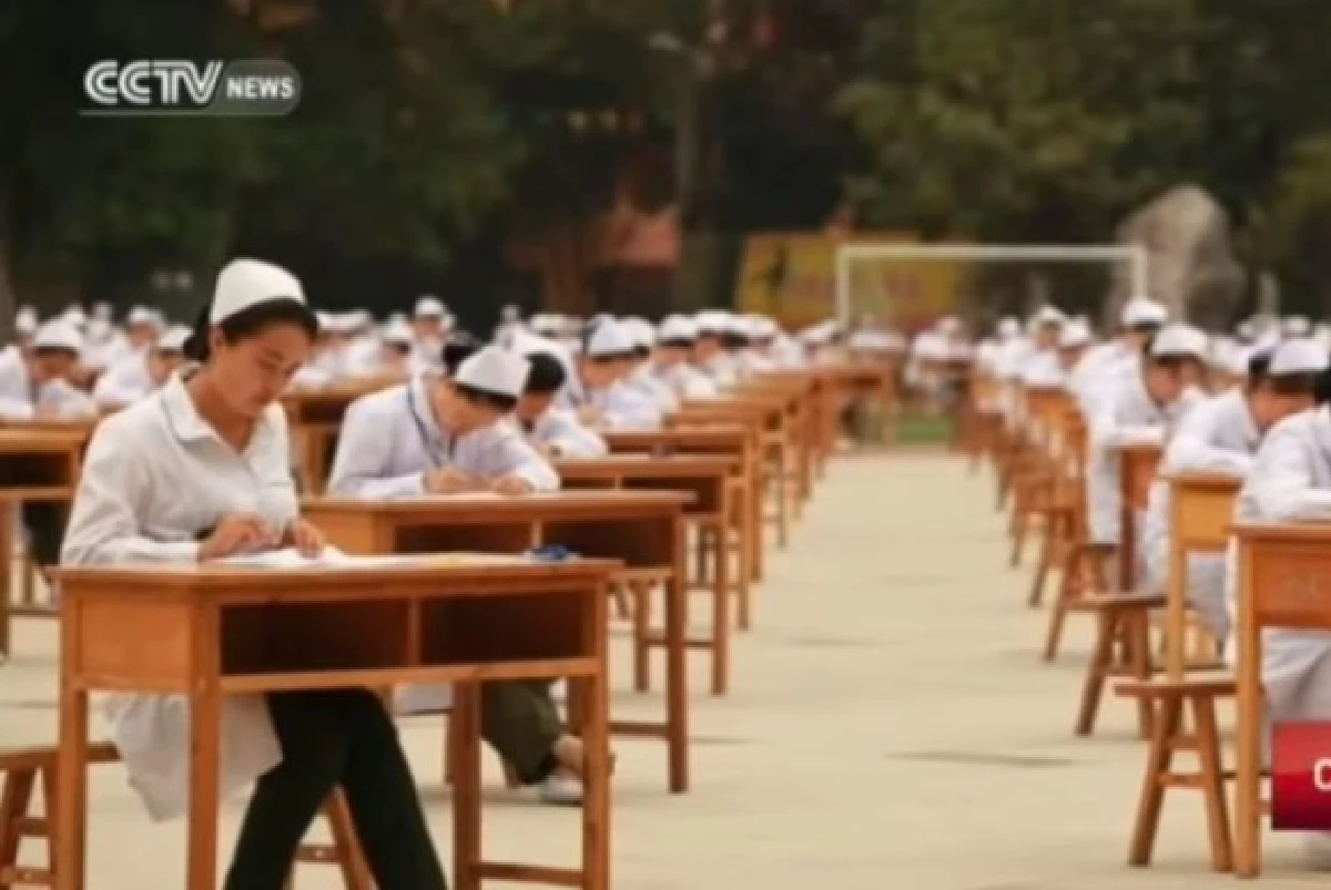 จีนปิ๊งไอเดียกันนร.โกงข้อสอบ จับนั่งสอบกลางสนาม