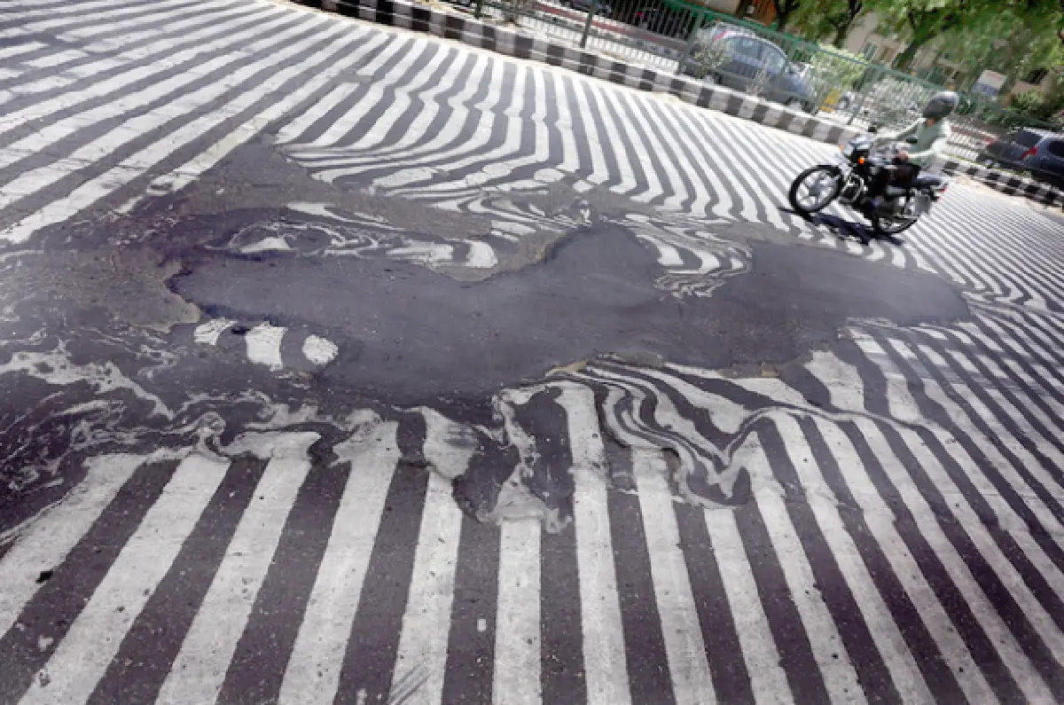 เผยภาพอินเดียร้อนจัดจนถนนละลาย