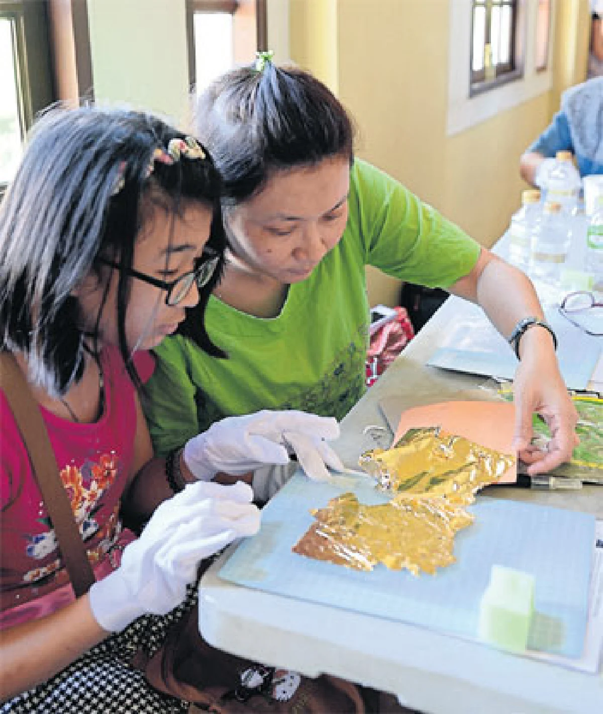 เรียนแต่งเคสโทรศัพท์ ด้วย ‘ทอง’