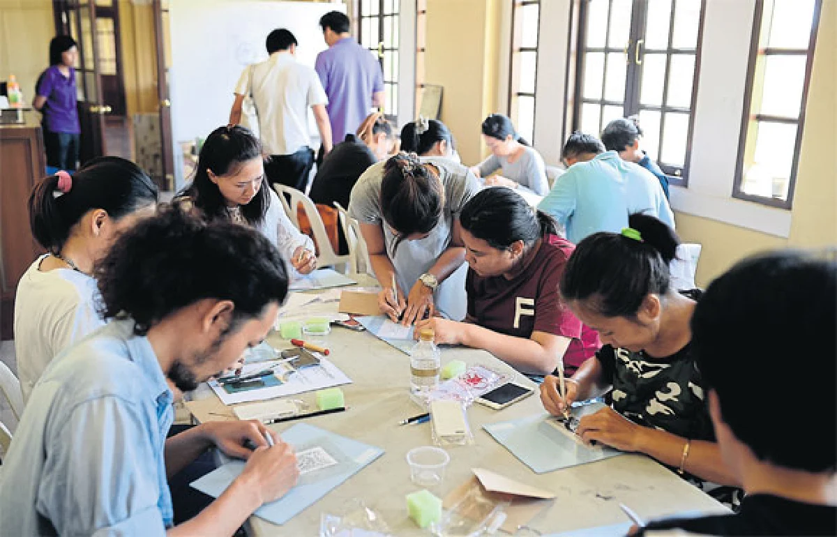 เรียนแต่งเคสโทรศัพท์ ด้วย ‘ทอง’