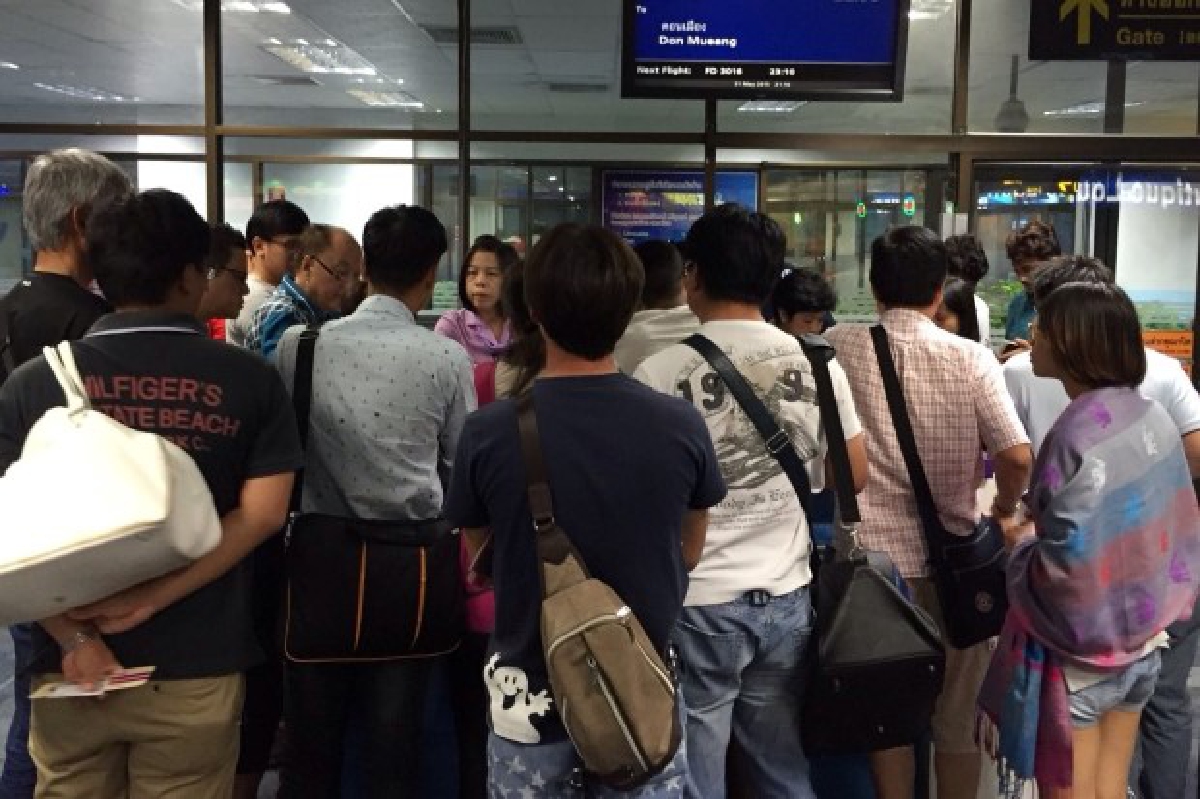 ผู้โดยสารโวยบินไทยดูแลล่าช้าหลังเครื่องขัดข้องที่ภูเก็ต ผู้โดยสารโวยบินไทยดูแลล่าช้าหลังเครื่องขัดข้องที่ภูเก็ต