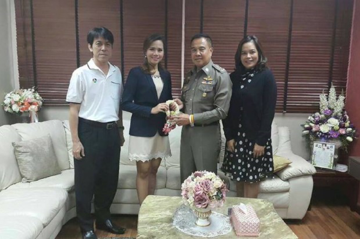 ผู้ประกาศสาวช่อง7เข้าขอขมาผบ.ตร.หลังอ่านชื่อผิด ผู้ประกาศสาวช่อง7เข้าขอขมาผบ.ตร.หลังอ่านชื่อผิด