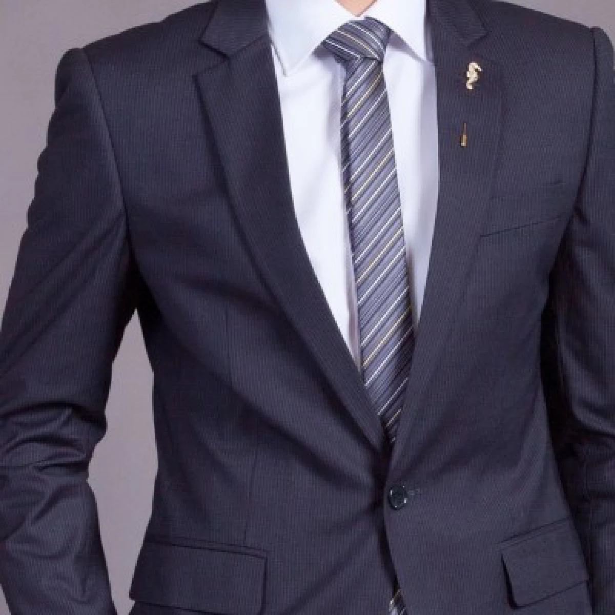 "เสื้อสูทคิวบ์" บริการส่งหล่อถึงบ้าน