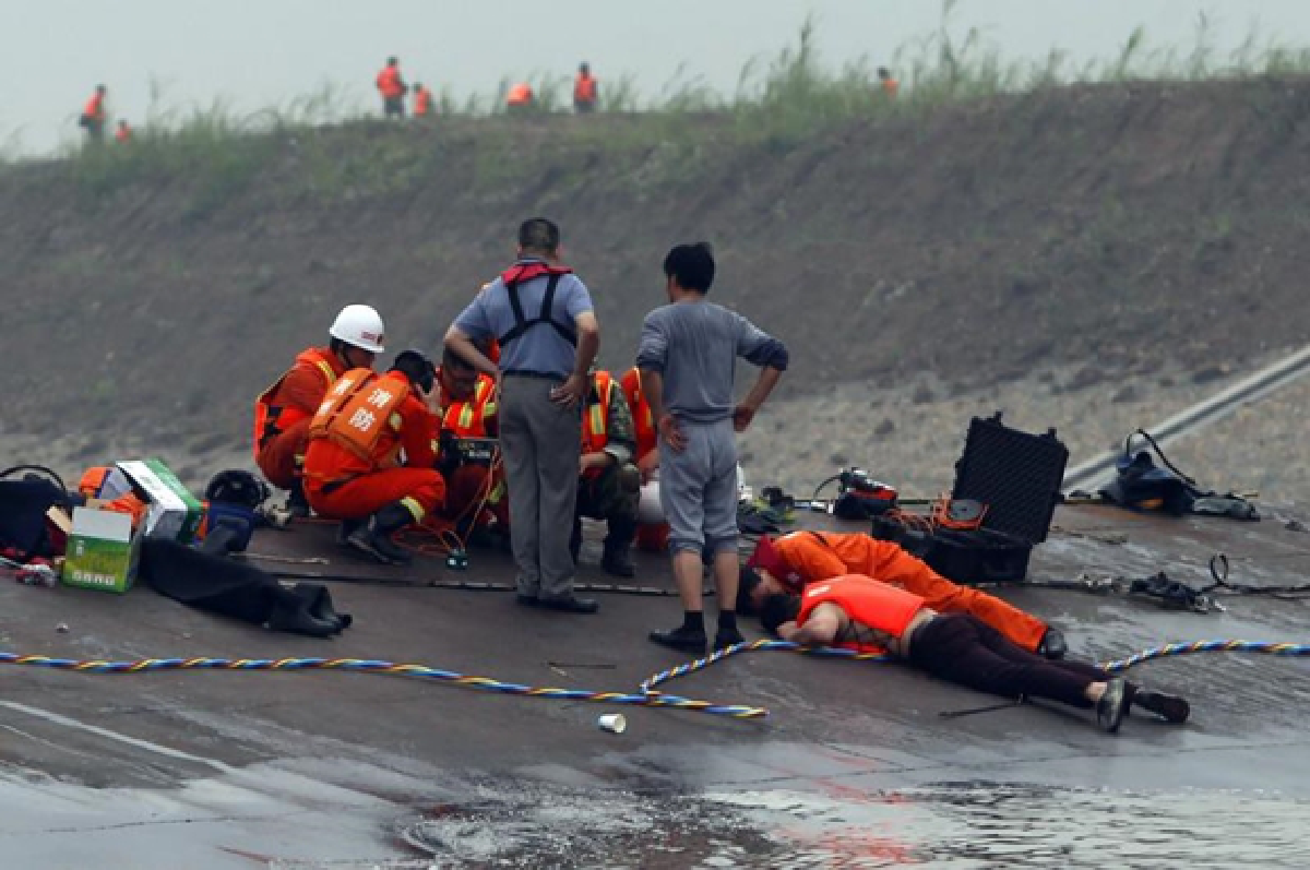Cruise ship sinking: Survivors rescued, but more than 400 still missing
