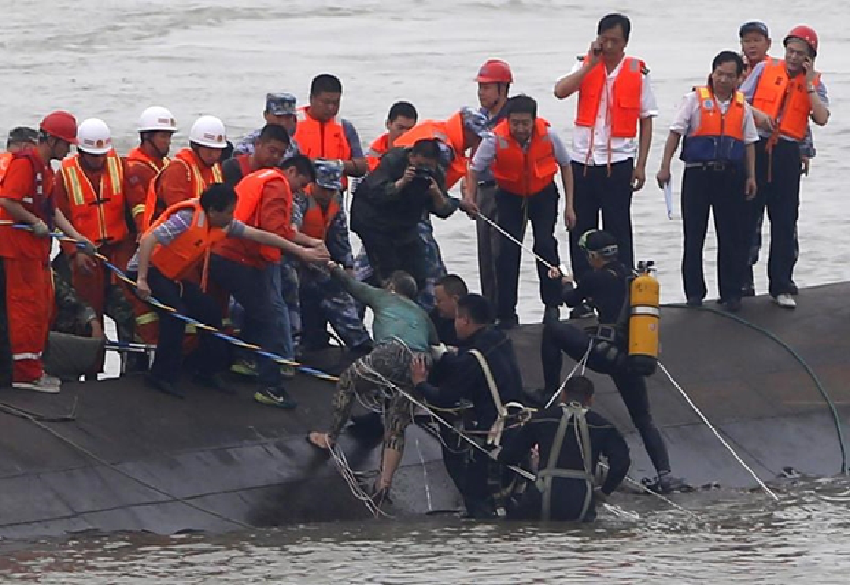 Cruise ship sinking: Survivors rescued, but more than 400 still missing