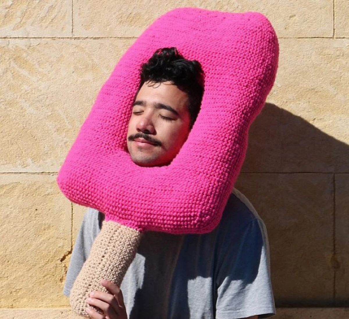 ฮาหน้านิ่ง!หนุ่มออสซี่แชะภาพสวมหมวกทรง'ของกิน' (ชมภาพ)