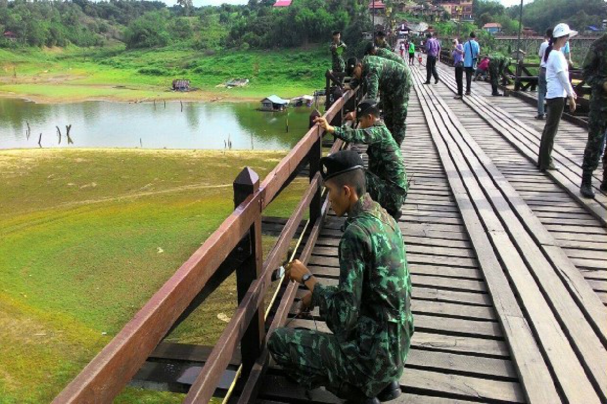 สังขละบุรีเร่งทาสีสะพานมอญบูมเที่ยว สังขละบุรีเร่งทาสีสะพานมอญบูมเที่ยว