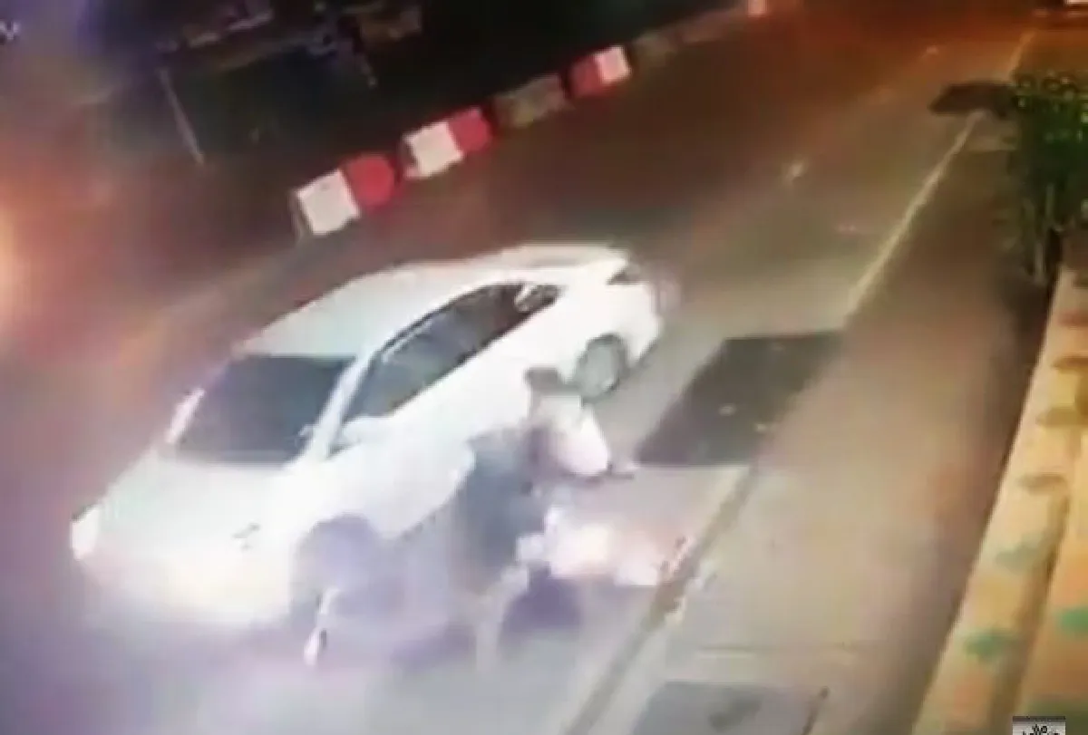 Car rams motorbike in Pattaya (video)