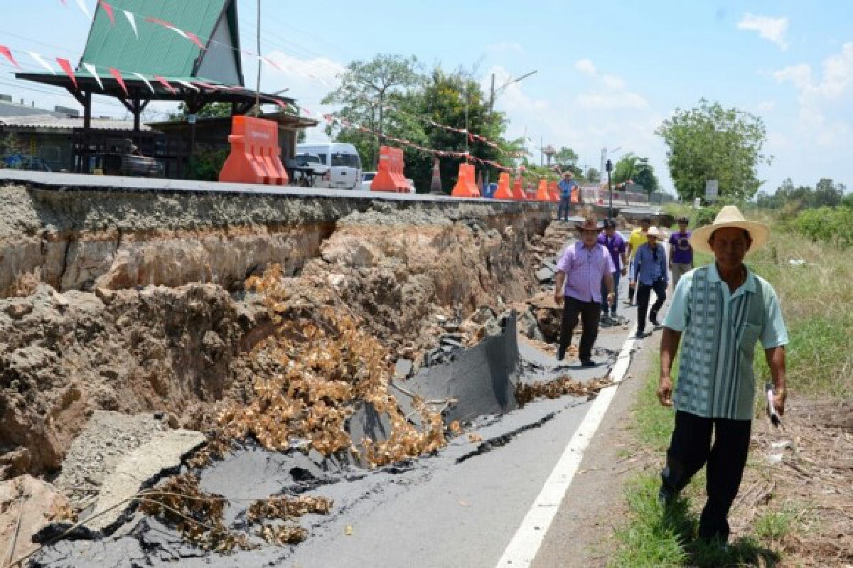 วิกฤตแล้งทำถนนริมคลอง14ทรุดลึก3เมตร วิกฤตแล้งทำถนนริมคลอง14ทรุดลึก3เมตร