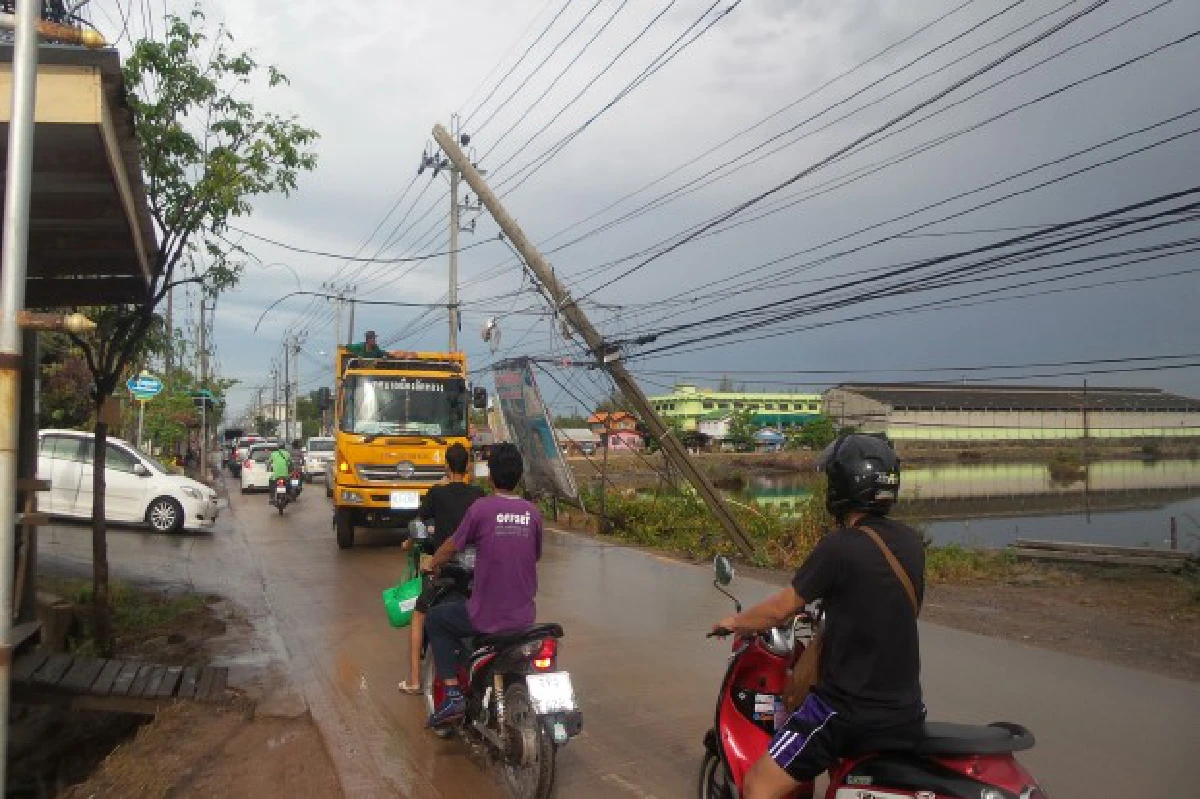 ชื่นชมตำรวจสภ.สำโรงเหนือลุยน้ำช่วยผู้ใช้ถนน