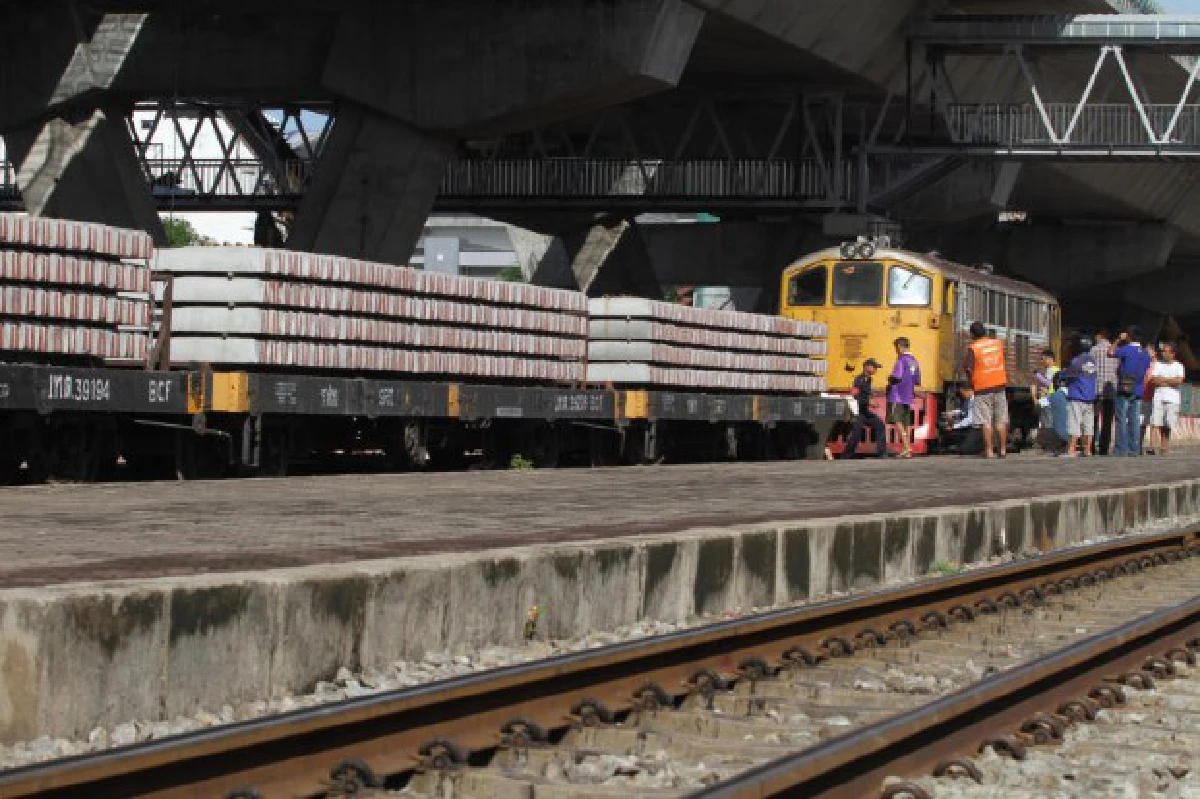 ระทึก!รถไฟตัวพ่วงหลุดพุ่งชนจยย.ดับ-เก๋งป้ายแดงพัง