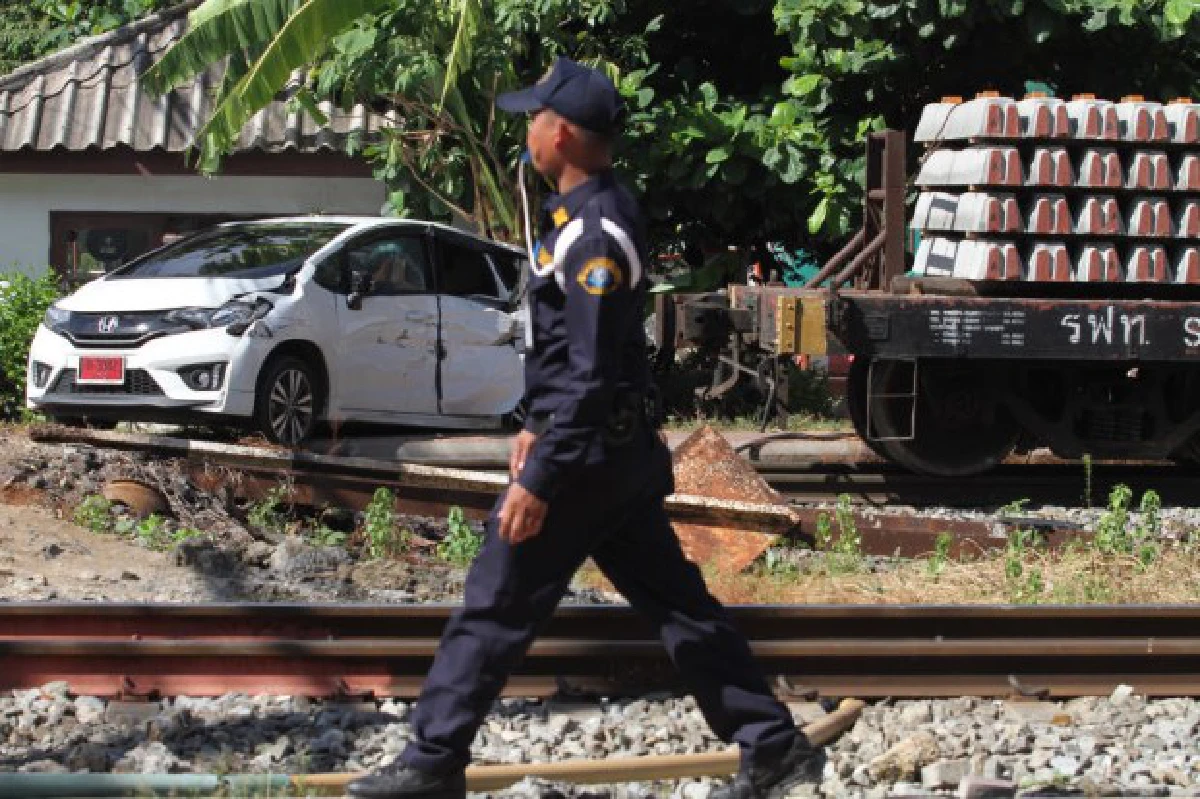ระทึก!รถไฟตัวพ่วงหลุดพุ่งชนจยย.ดับ-เก๋งป้ายแดงพัง