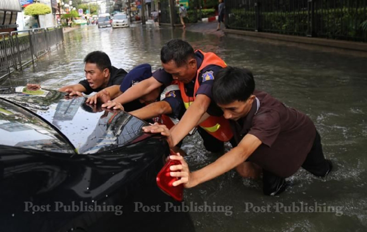 Bangkok Governor returns to city, keeps his job (Updated)