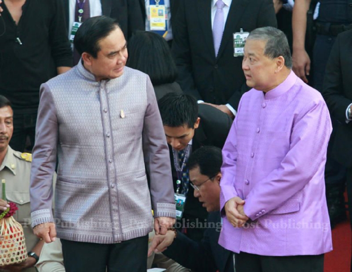 Bangkok Governor returns to city, keeps his job (Updated)