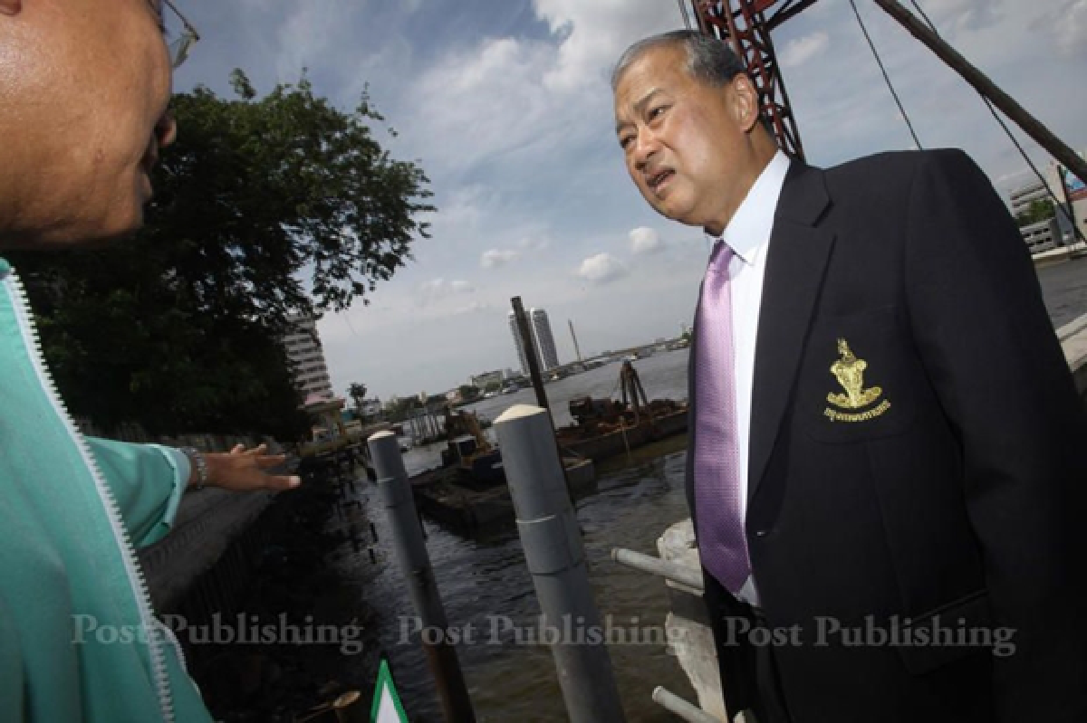 Bangkok Governor returns to city, keeps his job (Updated)