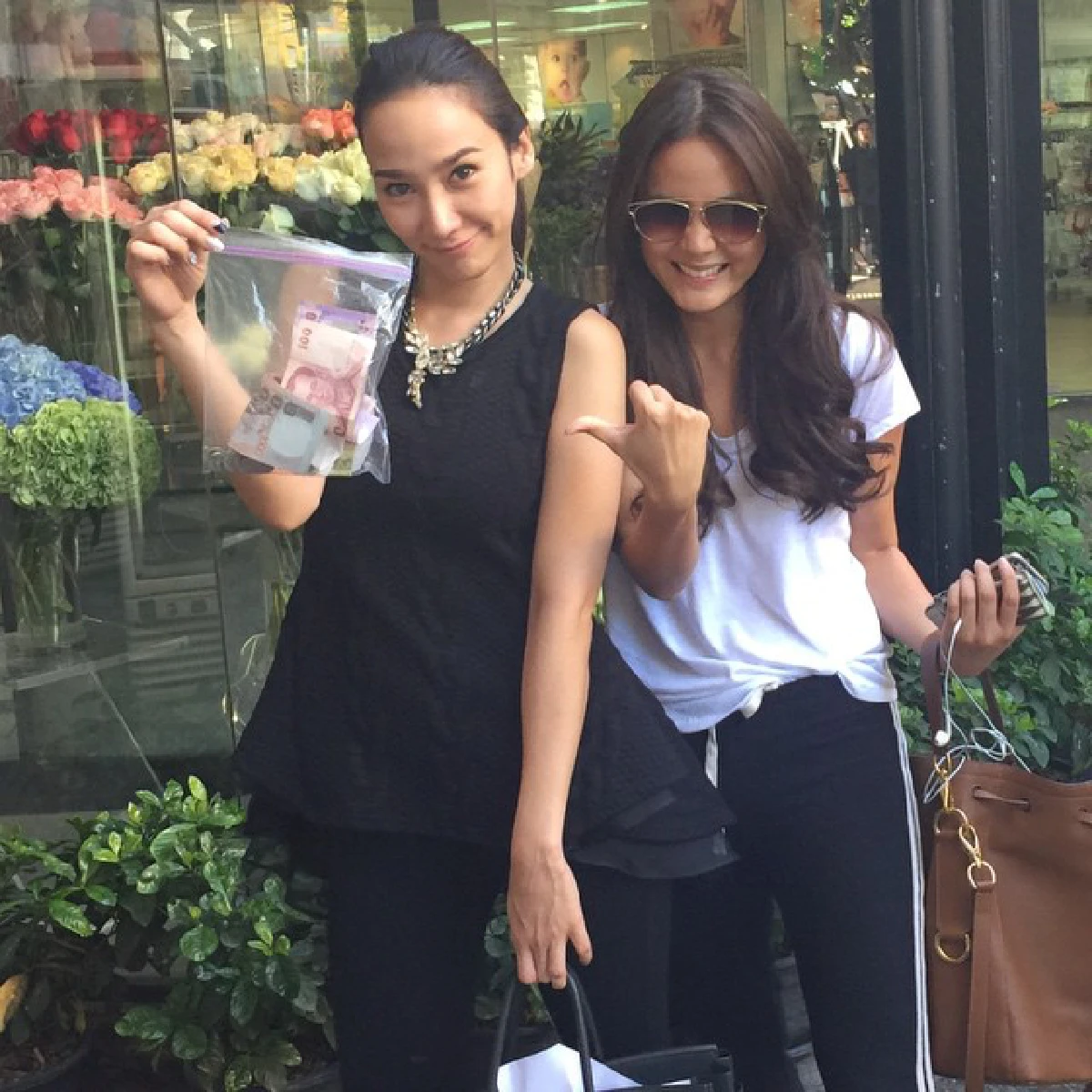 "อั้ม"แชะภาพคู่"เจนี่"พร้อมชมกระเป๋าใส่เงินสุดเริ่ด!!