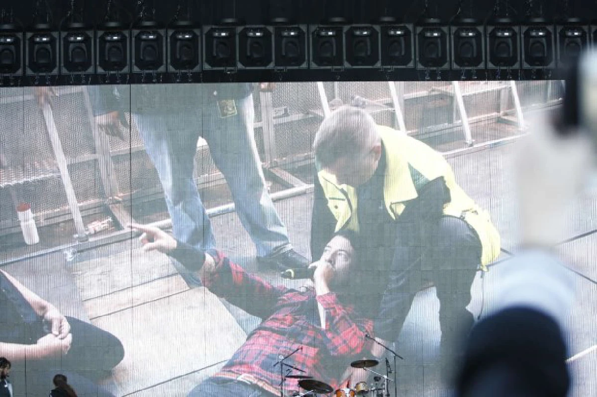 สปิริตแรง!นักร้องวงร็อคดังขาหักกลางคอนเสิร์ต แต่ขอเล่นต่อจนจบงาน (มีคลิป)