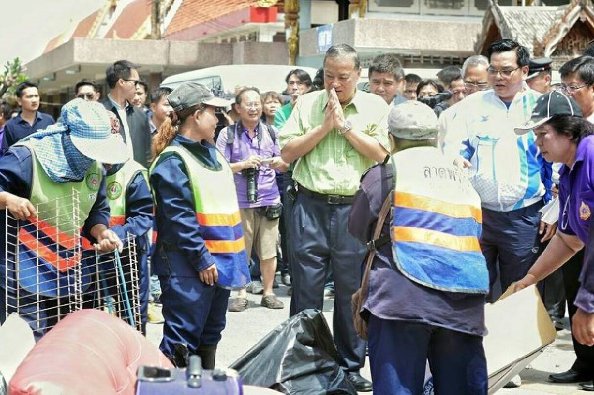 สุขุมพันธุ์สั่งเก็บขยะชิ้นใหญ่ทุกสัปดาห์วอนงดทิ้งลงคลอง สุขุมพันธุ์สั่งเก็บขยะชิ้นใหญ่ทุกสัปดาห์วอนงดทิ้งลงคลอง