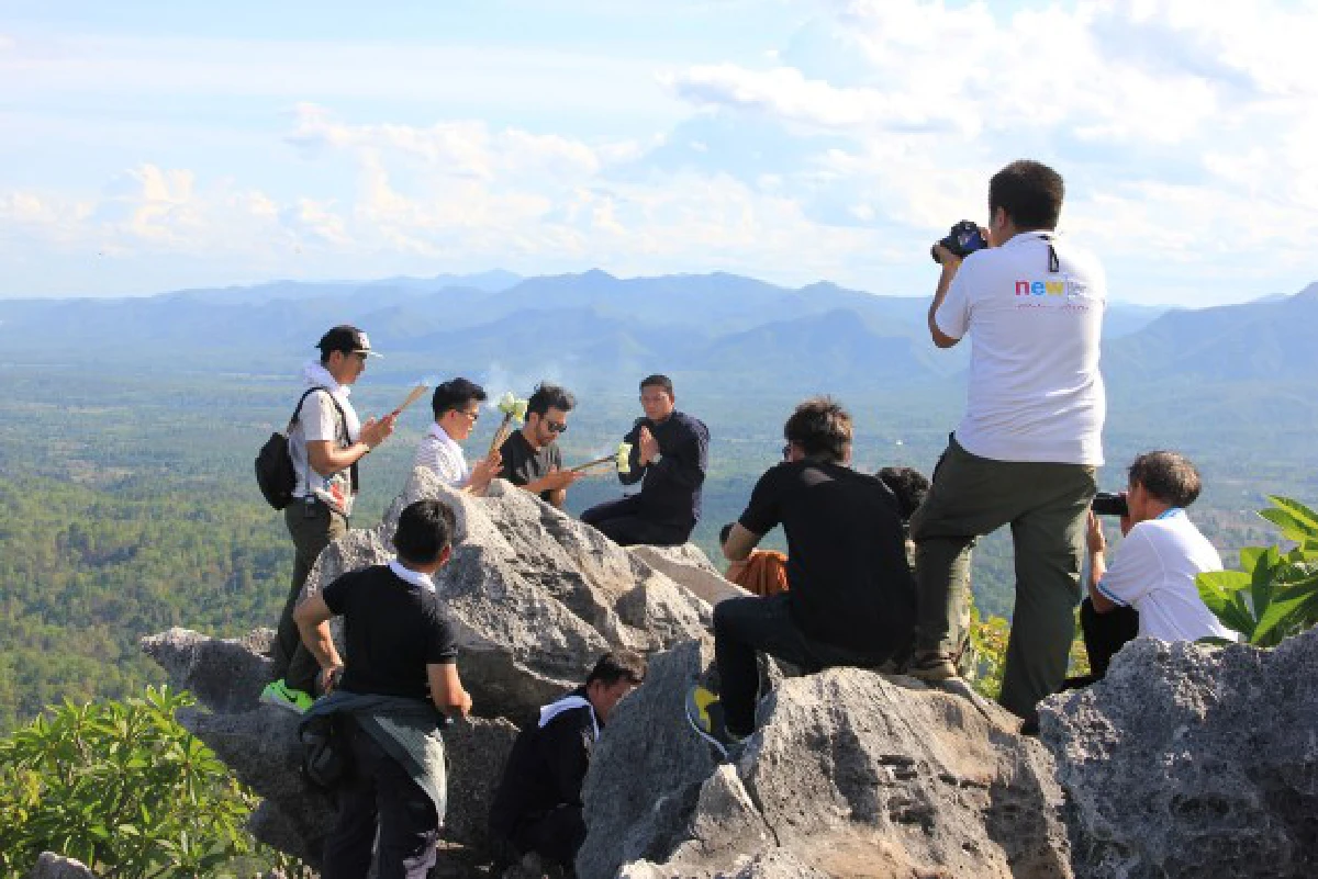 "น้าเน็ก"นำดอกไม้ธูปเทียนขอขมารอยพระพุทธบาท