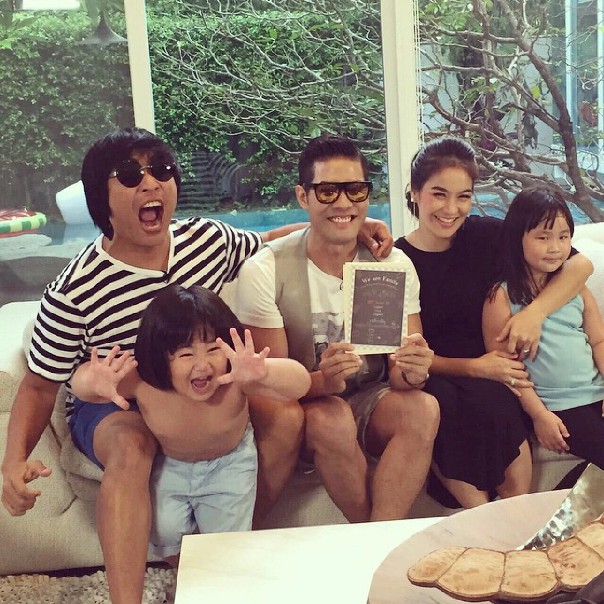 "เปิ้ล-จูน"ปลื้ม!"วู้ดดี้"บุกมารับการ์ดแต่งงานถึงบ้าน!