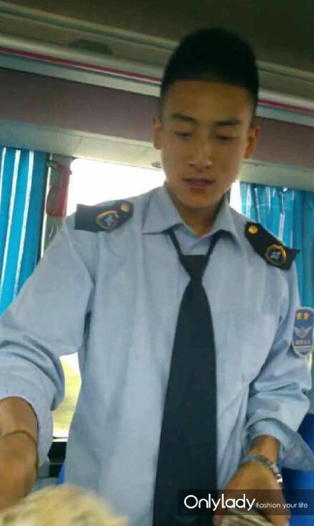 ใจระทวย!พารู้จัก'ฮ้าวหนาน'กระเป๋ารถเมล์ตี๋หล่อระดับพรีเมี่ยม