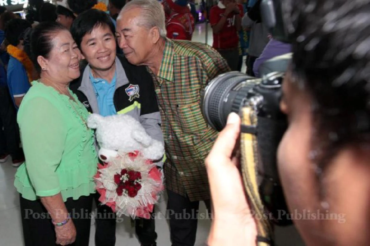 ทีมนักเตะหญิงกลับถึงไทยแล้วญาติ-กองเชียร์รอรับอบอุ่น (ชมภาพชุด)