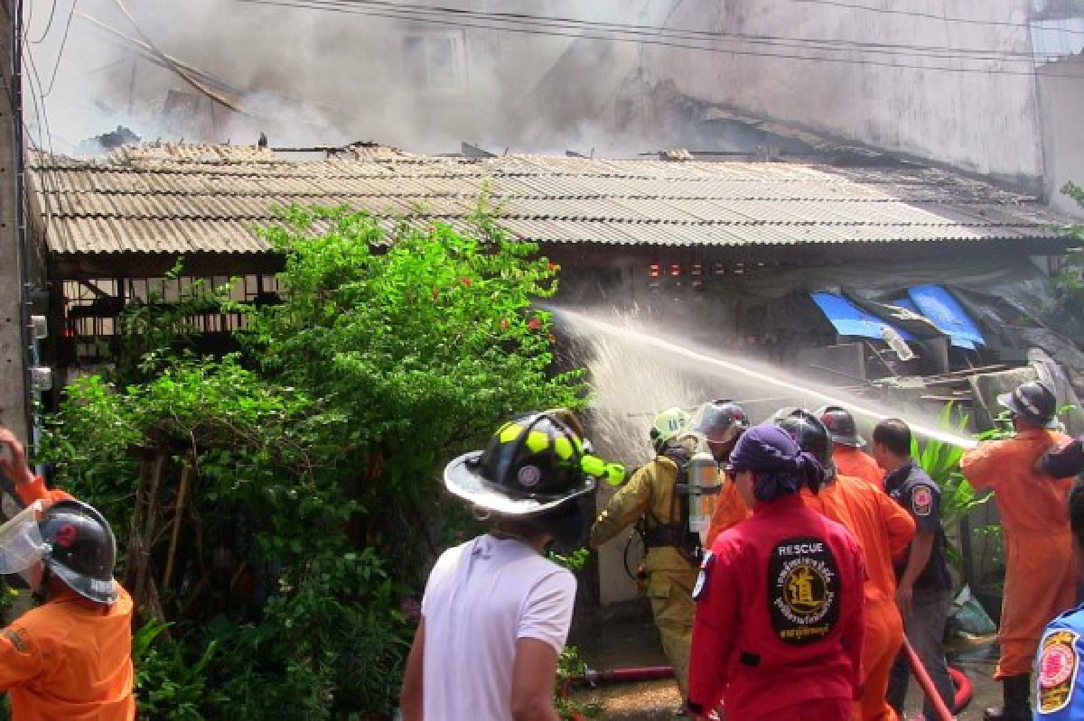 ไฟไหม้บ้านเก่าโชคดีช่วยชายสูงอายุติดภายในออกมาทัน ไฟไหม้บ้านเก่าโชคดีช่วยชายสูงอายุติดภายในออกมาทัน