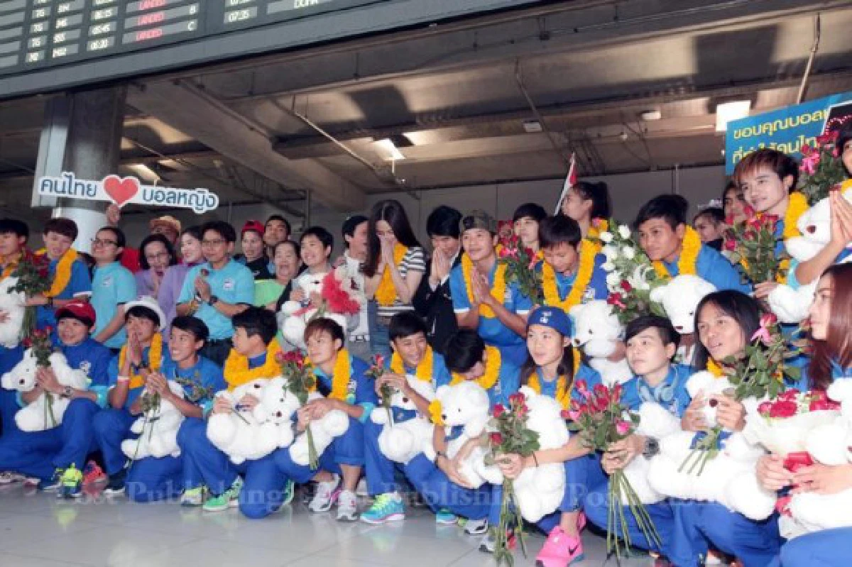 ทีมนักเตะหญิงกลับถึงไทยแล้วญาติ-กองเชียร์รอรับอบอุ่น (ชมภาพชุด)