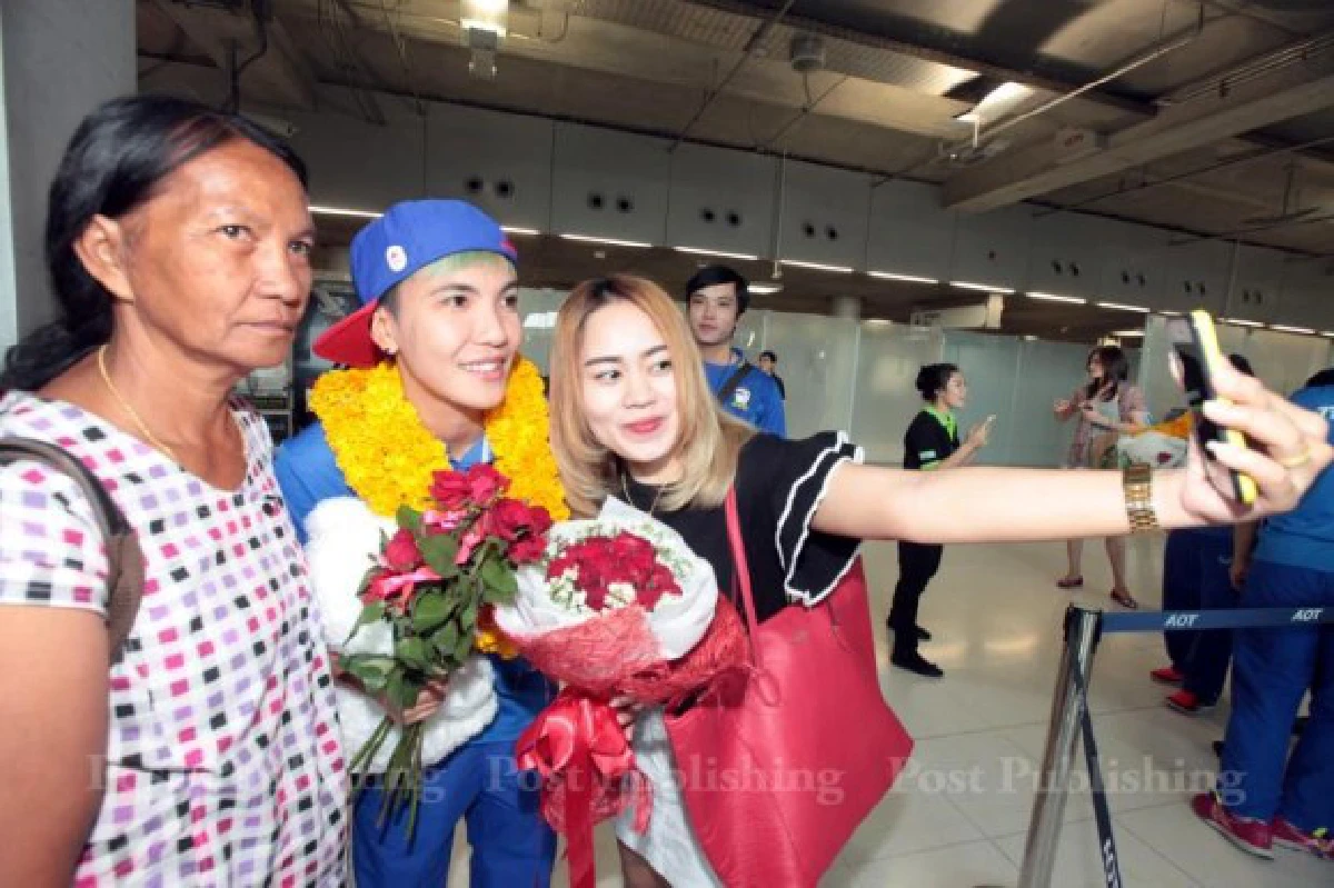 ทีมนักเตะหญิงกลับถึงไทยแล้วญาติ-กองเชียร์รอรับอบอุ่น (ชมภาพชุด)