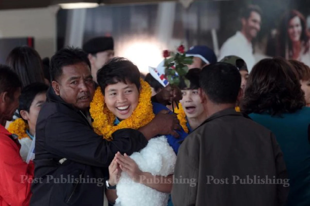 ทีมนักเตะหญิงกลับถึงไทยแล้วญาติ-กองเชียร์รอรับอบอุ่น (ชมภาพชุด)