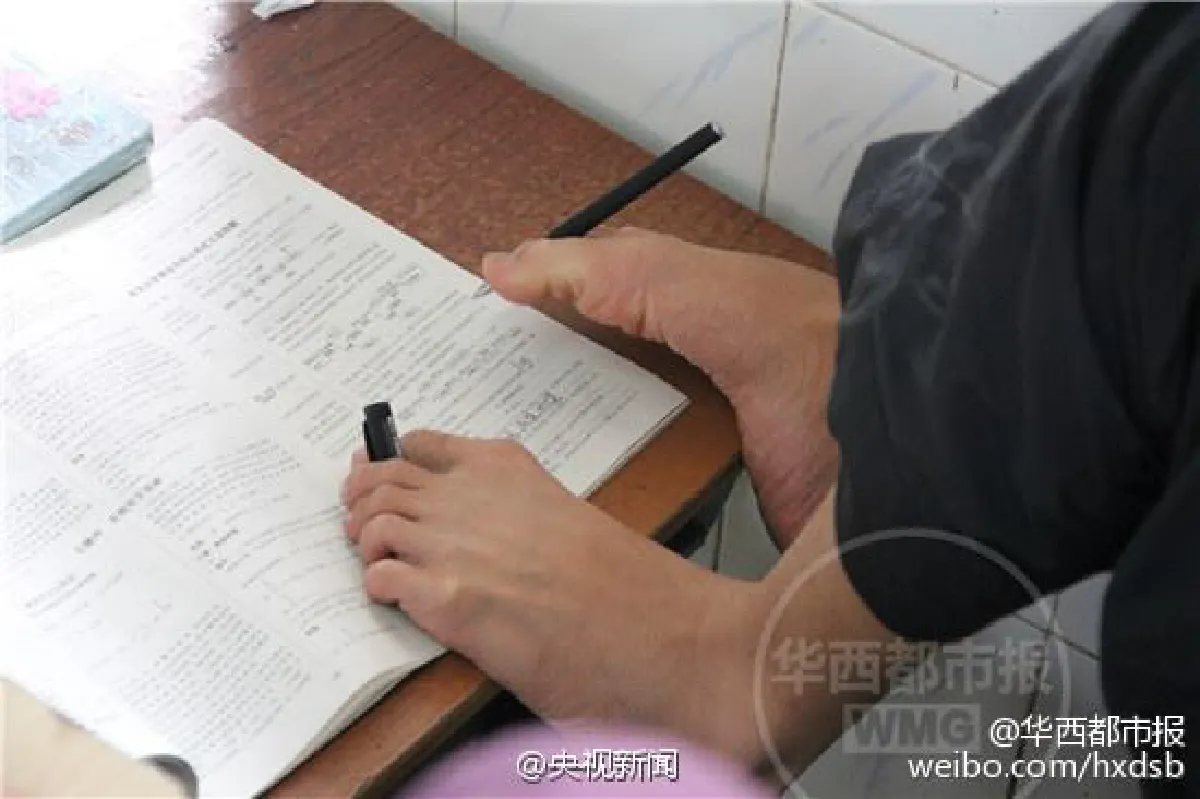 นับถือ!หนุ่ม'ไร้แขน'สอบผ่านเอนทรานซ์จีนด้วย'สองเท้า'