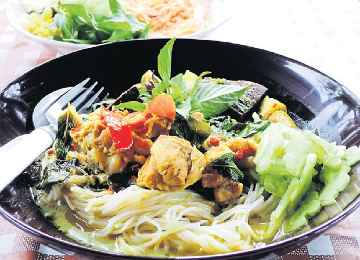 ช็อปตลาดต้นไม้บางใหญ่ แวะชิมข้าวหมูกรอบ-ขนมจีน รสเด็ด