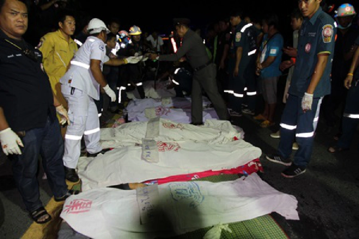 รถตู้ชน18ล้ออยุธยาดับ 7 ศพ เจ็บ 3 คน