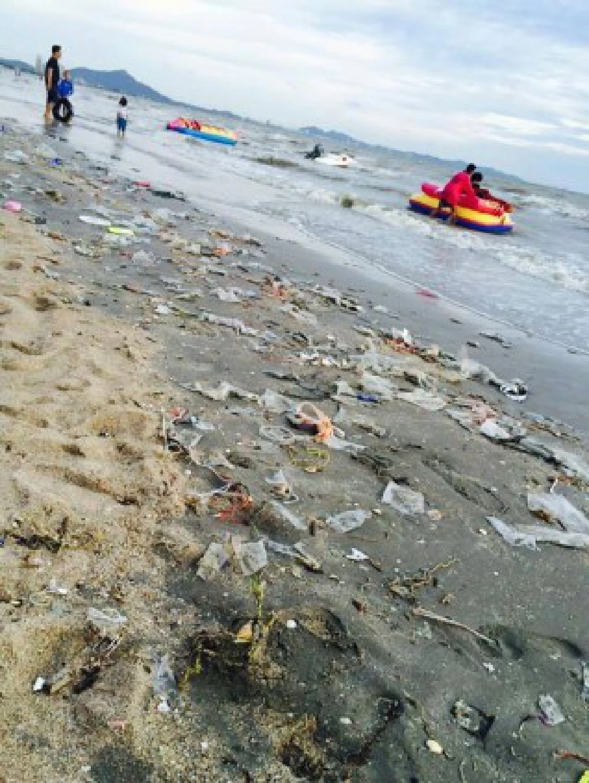 ผงะ!ขยะเกลื่อนหาดบางแสนเผยลอยตามแม่น้ำ-นักท่องเที่ยวทิ้ง