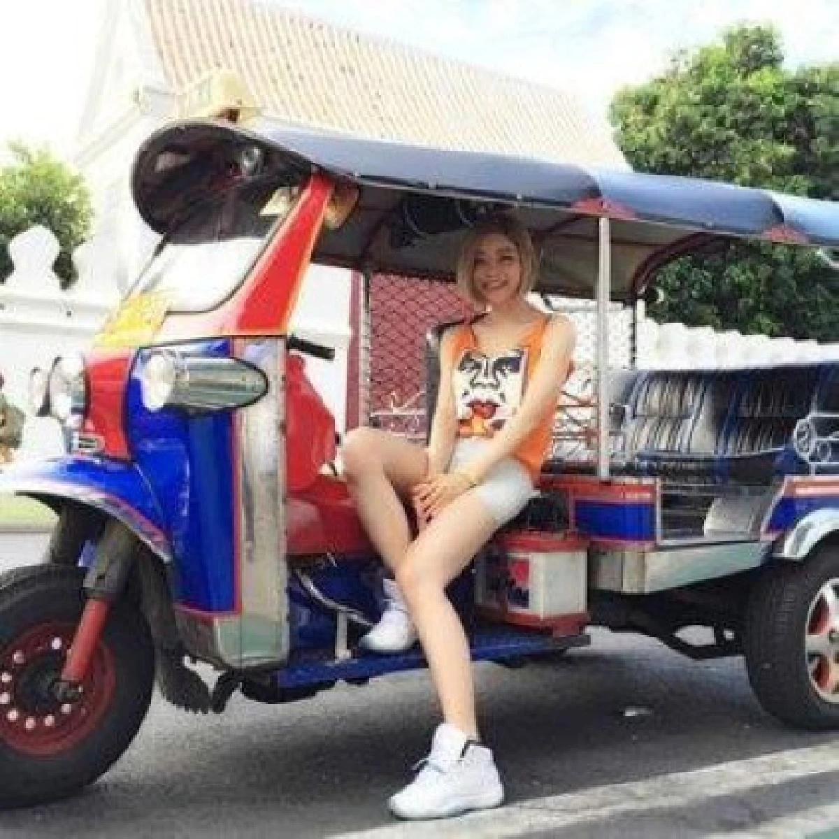 น่ารักจุงเบย!"ดีเจโซดา"แต่งชุดไทยเข้าวัดไหว้พระ