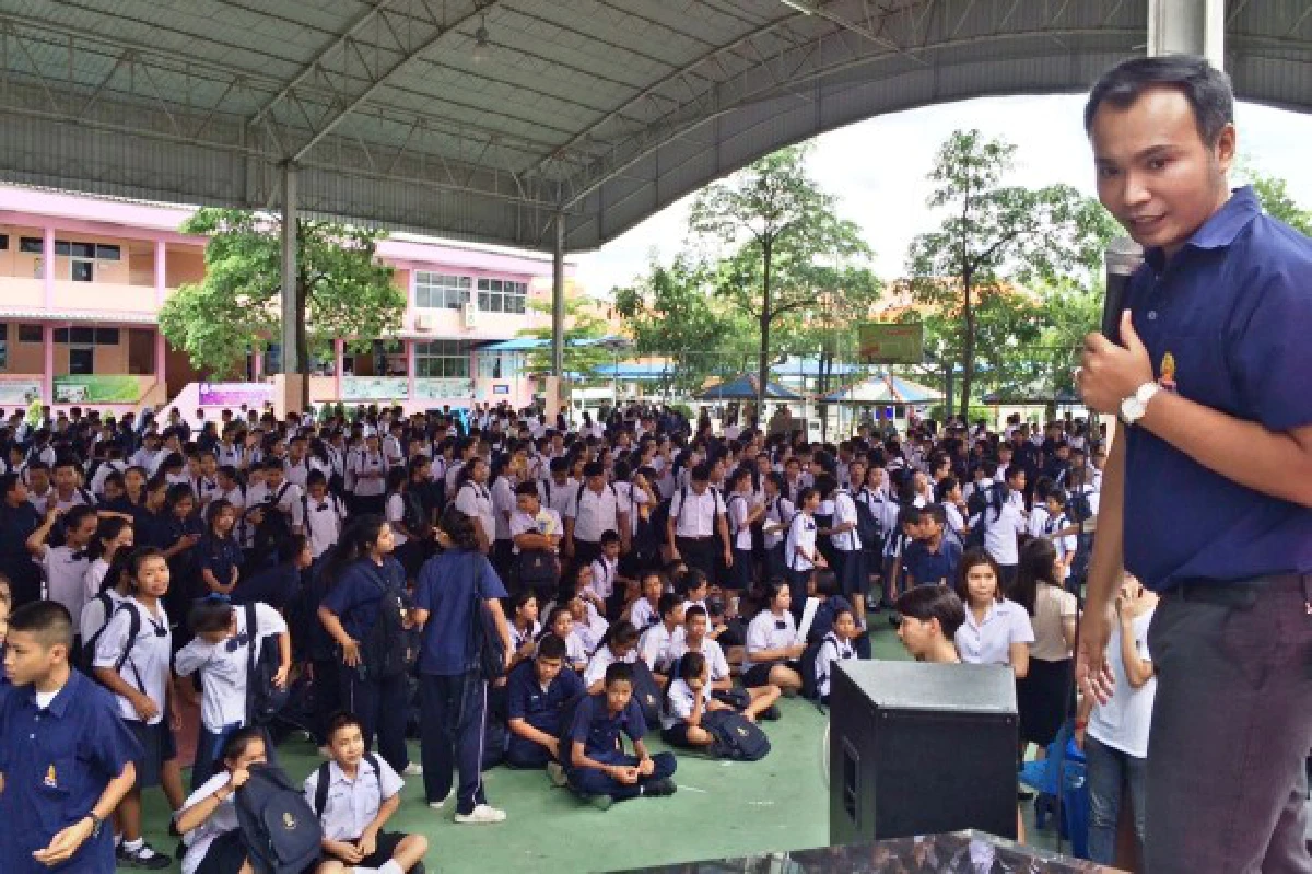 นร.เตรียมอุดมฯปทุมฯกว่า2พันรวมตัวขับไล่ผอ.