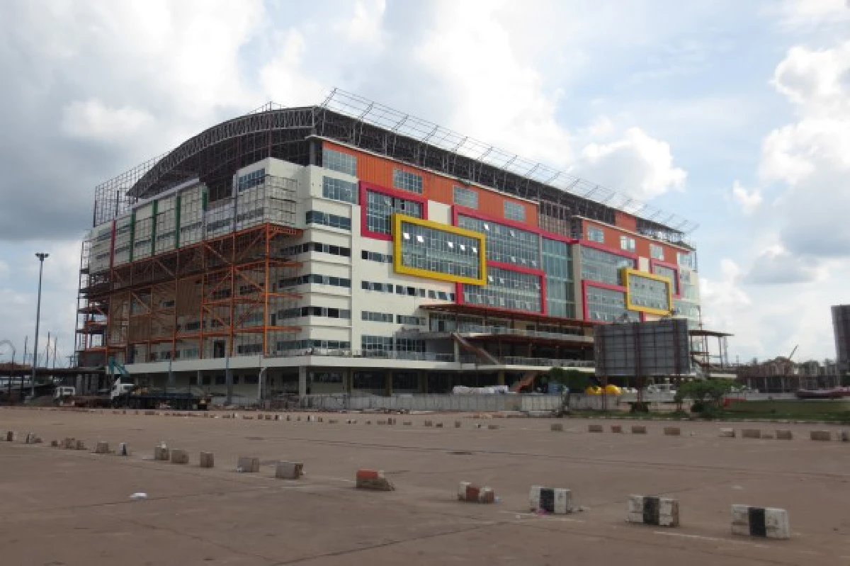 ค้าปลีกรุมทึ้งเวียงจันทน์ โอกาสหรือโอเวอร์ซัพพลาย