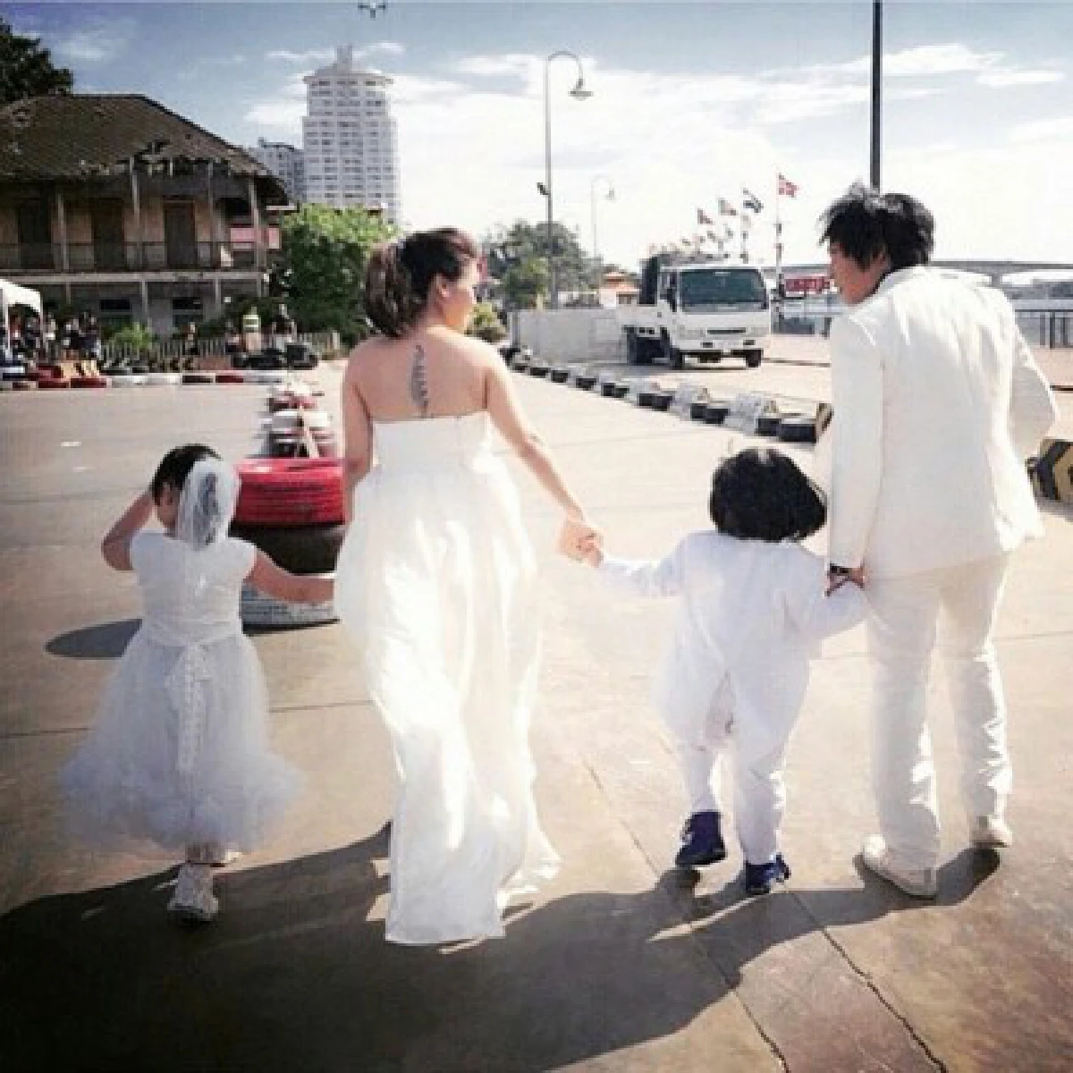 ทุ่มสุดตัว! "เปิ้ล นาคร" เล่นFlyboardมอบดอกไม้ภรรยาสาว