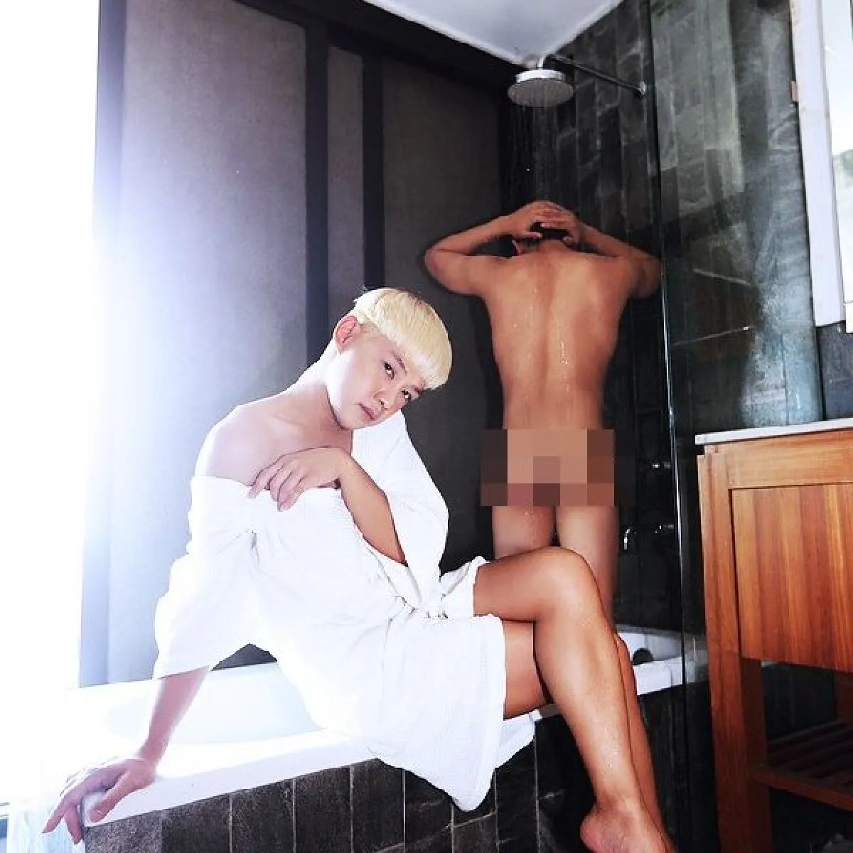 ยอมใจ!"ดีเจนุ้ย"โพสท่าจัดเต็มประกบนายแบบเปลือย