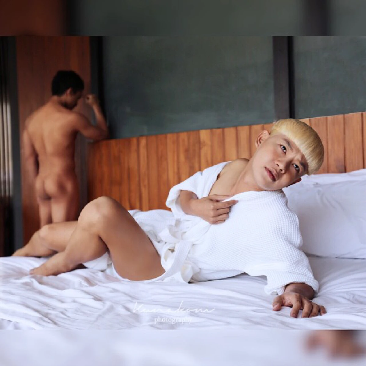 ยอมใจ!"ดีเจนุ้ย"โพสท่าจัดเต็มประกบนายแบบเปลือย