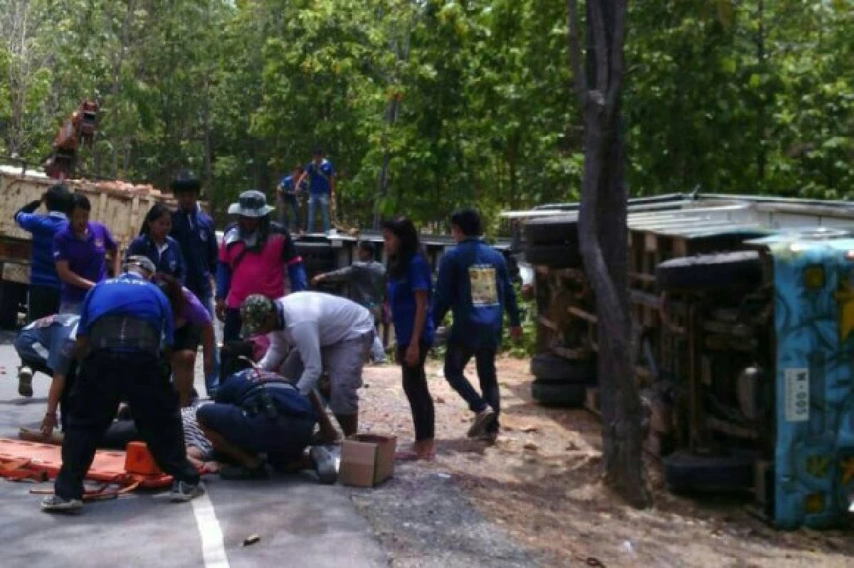 รถรางสวนสัตว์ขอนแก่นชนกันคว่ำดับ5เจ็บหลายราย