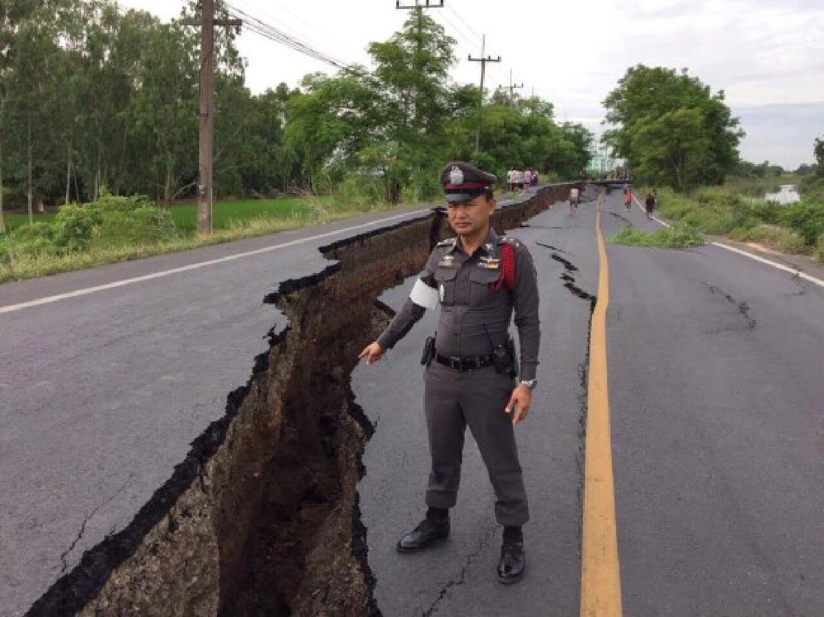 น้ำแห้งทำถนนริมคลองทรุดลึกกว่า2เมตร