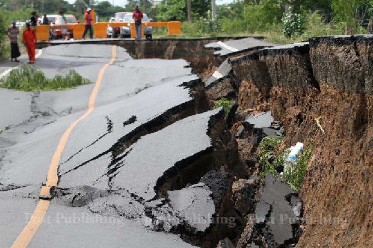 ประจินสั่งตรวจถนนริมคลองทุกเส้นหวั่นทรุดตัวซ้ำ ประจินสั่งตรวจถนนริมคลองทุกเส้นหวั่นทรุดตัวซ้ำ