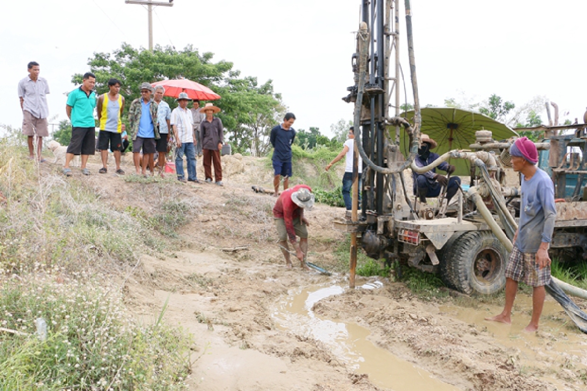 ชาวนาควักเงินแสนเจาะบ่อบาดาลปลูกข้าว