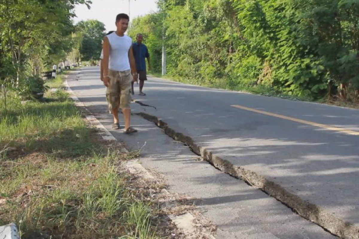 อยุธยาคลองแห้งตลิ่งทรุดถนนพังหลายจุด